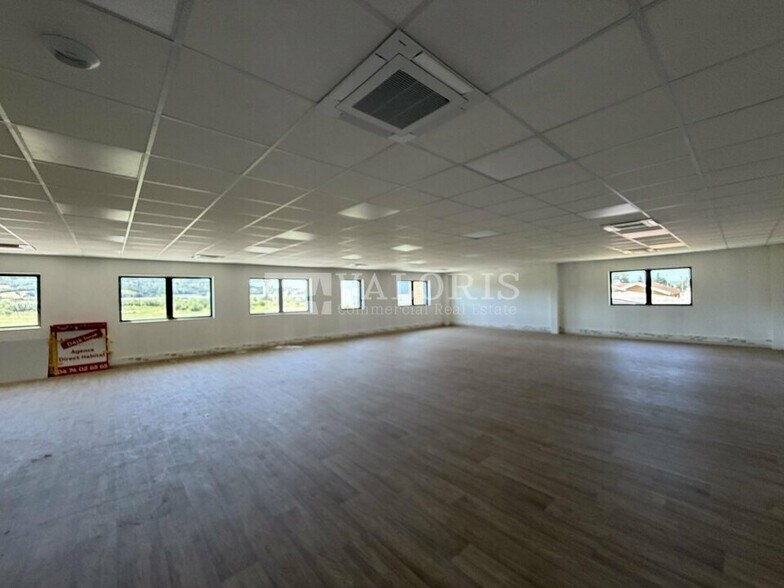 Office in Genay for lease - Interior Photo - Image 3 of 7