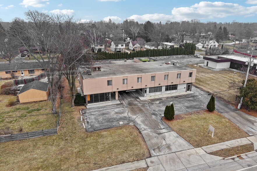 8050 N Port Washington Rd, Fox Point, WI à vendre - Photo du bâtiment - Image 2 de 9