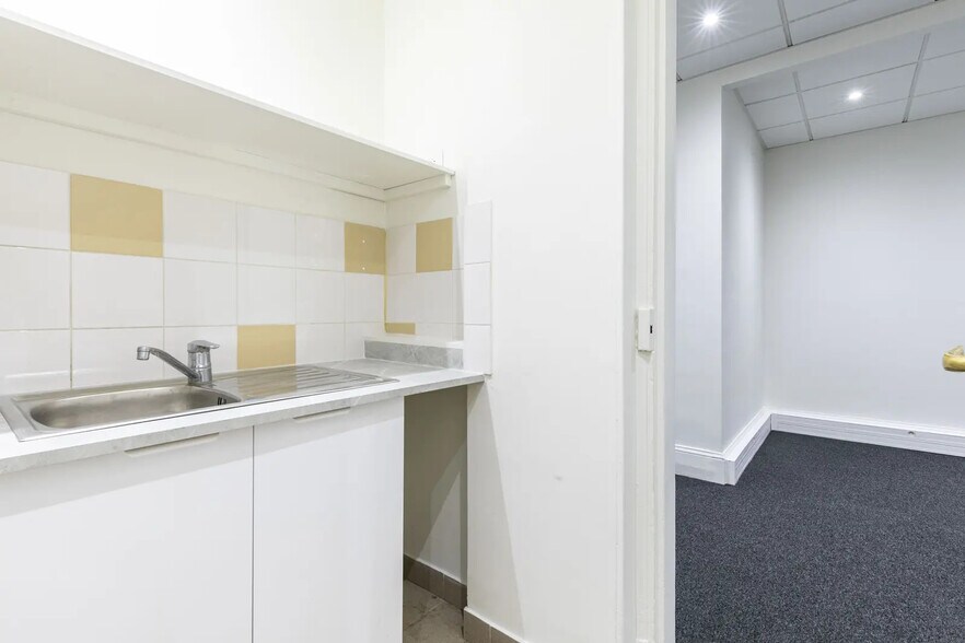 9 Rue Buffault, Paris for lease - Building Photo - Image 2 of 15