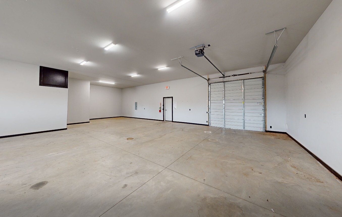1716 Signal Ridge Dr, Edmond, OK 73013 - Unit D - - Interior Photo - Image 2 of 5