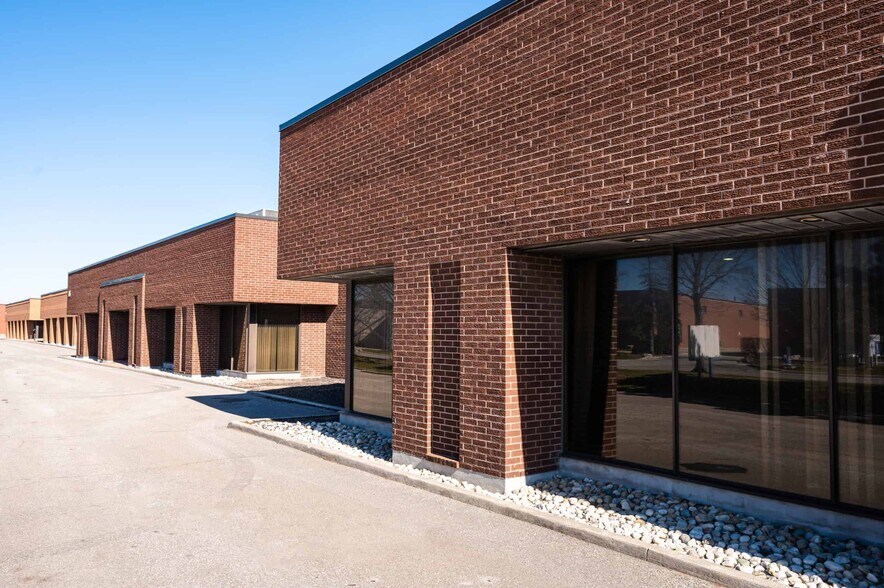 75 Haist Ave, Vaughan, ON à louer - Photo du bâtiment - Image 2 de 6