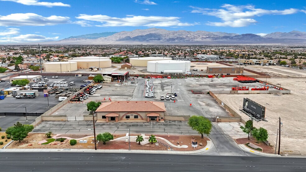 2222 W Cheyenne Ave, North Las Vegas, NV à louer - Photo du bâtiment - Image 3 de 16