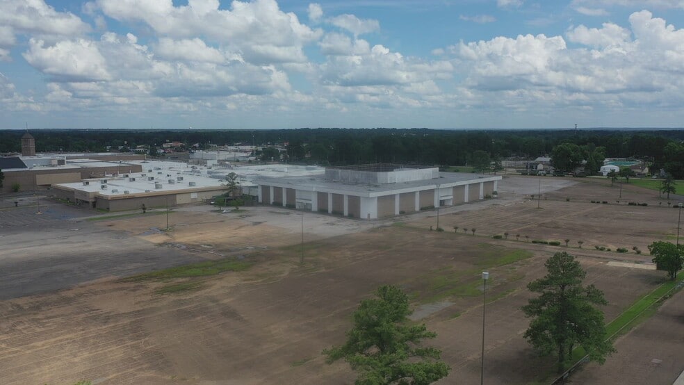 8942 Jewella Ave, Shreveport, LA for sale - Commercial Listing Video - Image 2 of 8
