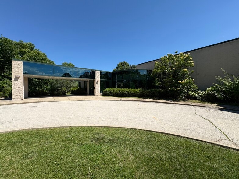 9980 S Oakwood Park Dr, Franklin, WI for sale - Building Photo - Image 2 of 12