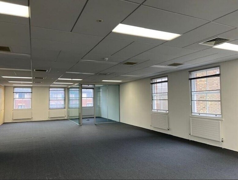 5 The Avenue, Egham à louer - Photo du bâtiment - Image 2 de 4