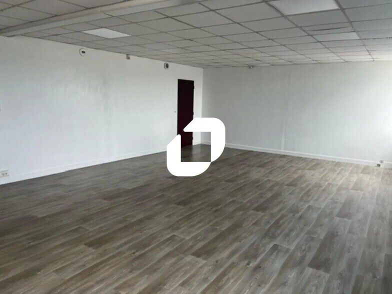 Office in Moissy-Cramayel for lease - Interior Photo - Image 2 of 10