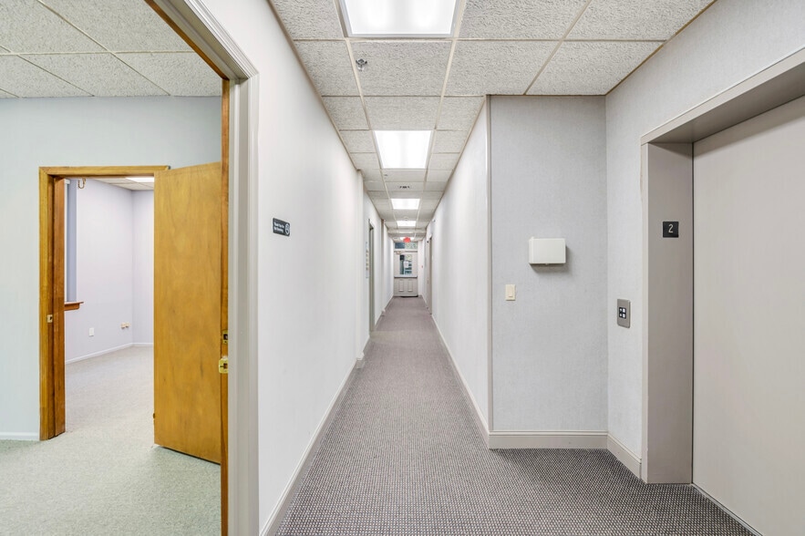 646 Main St, Port Jefferson, NY for lease - Interior Photo - Image 3 of 5