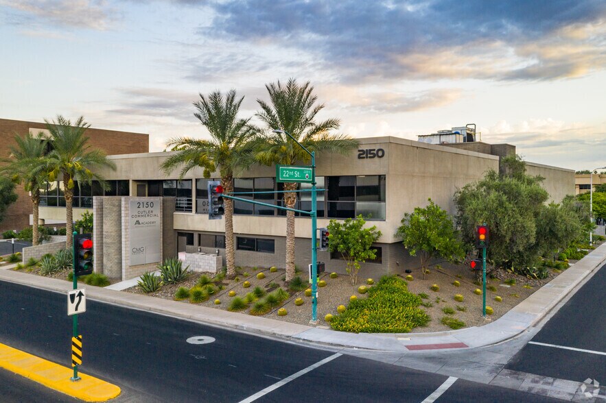 2150 E Highland Ave, Phoenix, AZ à louer - Photo du bâtiment - Image 3 de 10