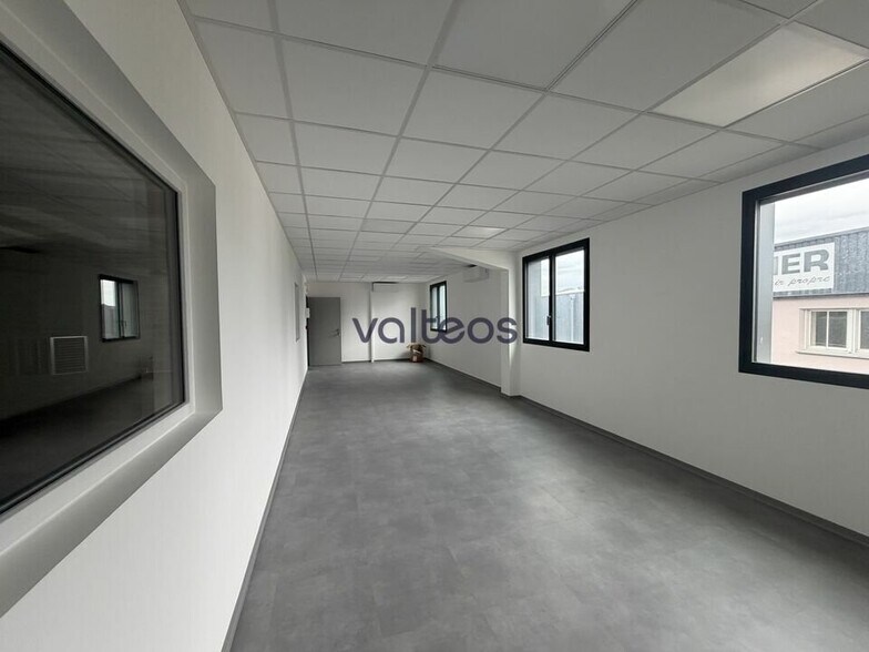 Flex in Cugnaux for lease - Interior Photo - Image 3 of 6