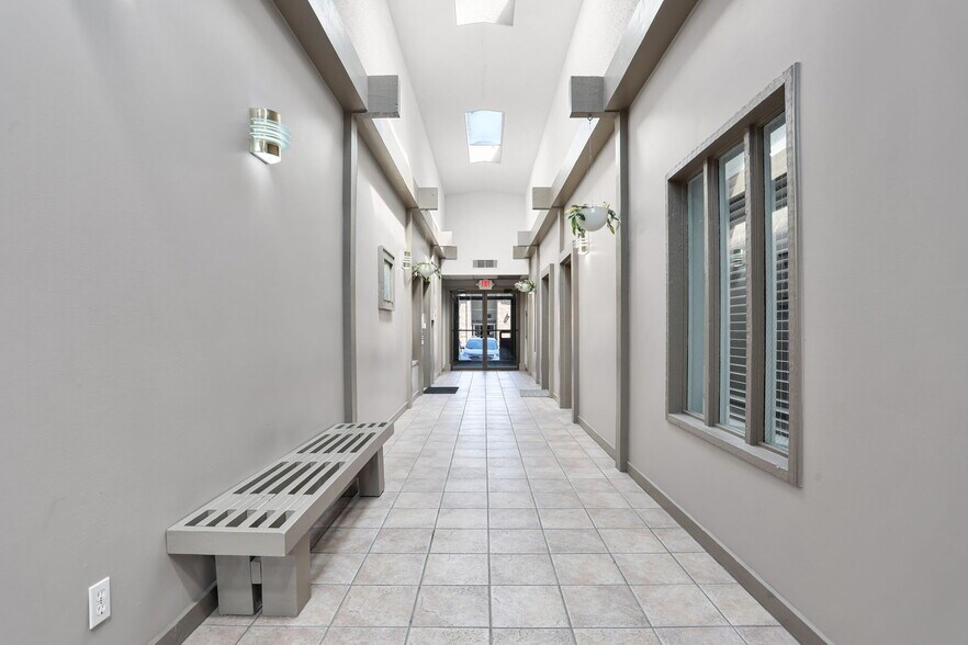 10000 Watson Rd, Crestwood, MO à louer - Photo du bâtiment - Image 3 de 8