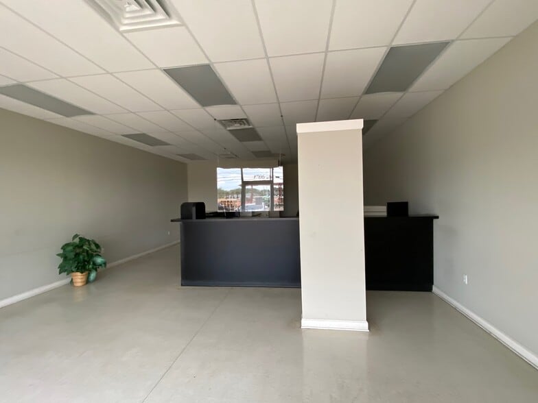 1700 N Gloster St, Tupelo, MS for lease - Building Photo - Image 3 of 4