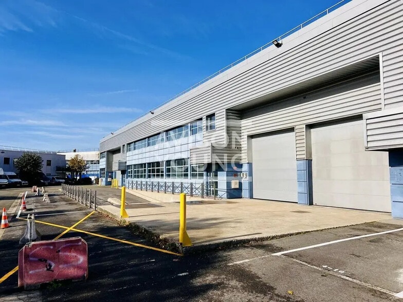 Flex in La Courneuve for lease - Building Photo - Image 3 of 6