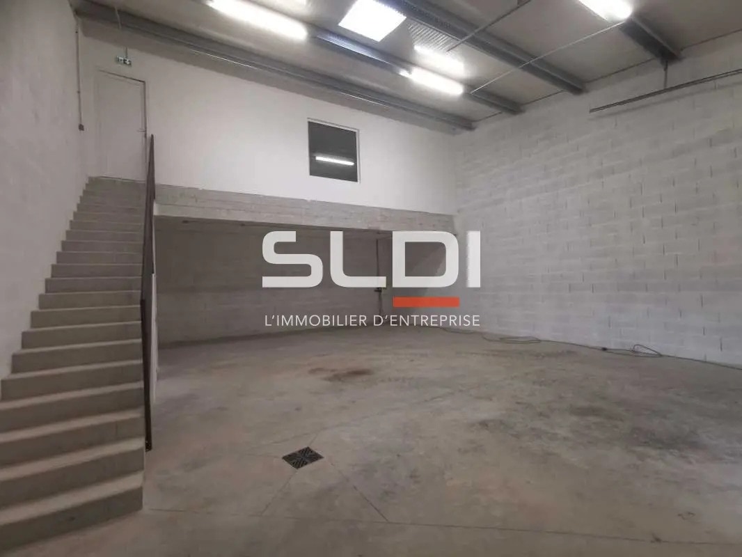 Flex in Vaulx-Milieu for lease Interior Photo- Image 1 of 10