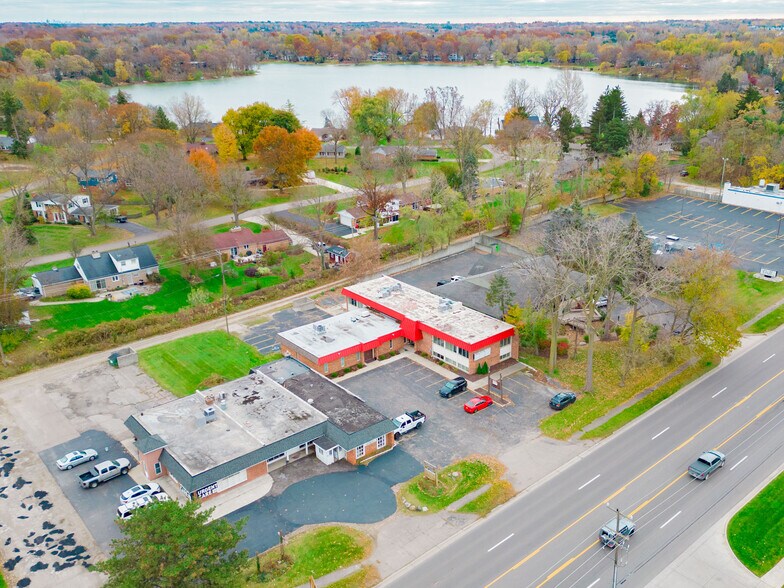 2177-2187 Orchard Lake Rd, Sylvan Lake, MI à louer - Photo du bâtiment - Image 3 de 4