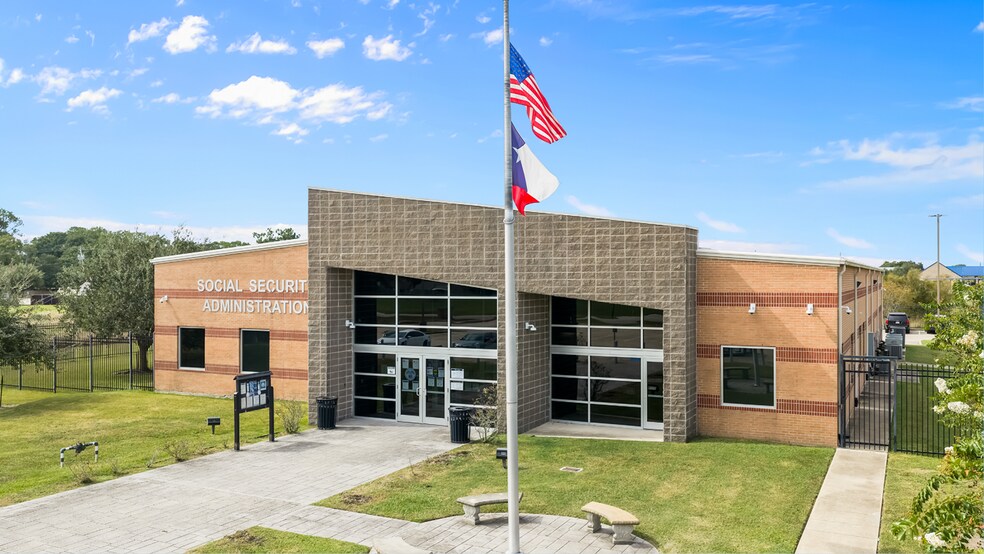 2921 N Valderas St, Angleton, TX for sale - Building Photo - Image 1 of 1