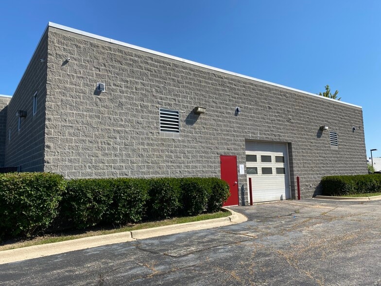 855 E Grand Ave, Lake Villa, IL à louer - Photo du bâtiment - Image 2 de 36