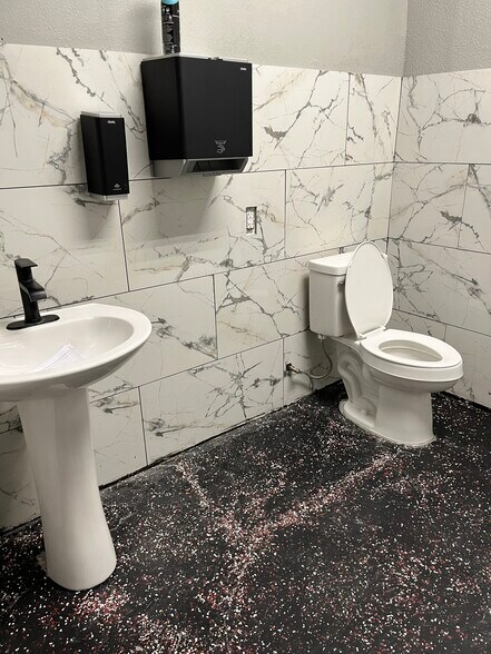 4375 W Desert Inn Rd, Las Vegas, NV à louer - Photo du bâtiment - Image 2 de 11