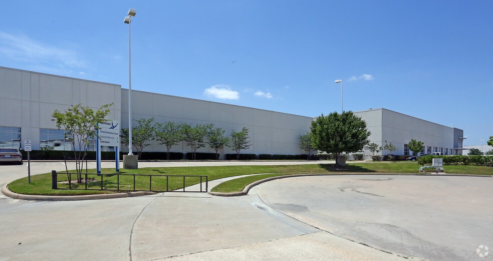 9900 Sam Houston Center Dr, Houston, TX for lease - Building Photo - Image 2 of 8