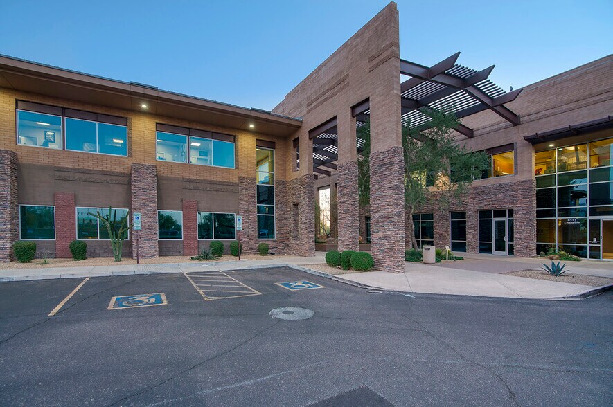 8575 E Princess Dr, Scottsdale, AZ à louer - Photo du bâtiment - Image 2 de 8