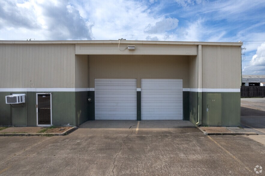 1499 N Post Oak Rd, Houston, TX à louer - Photo du bâtiment - Image 3 de 9