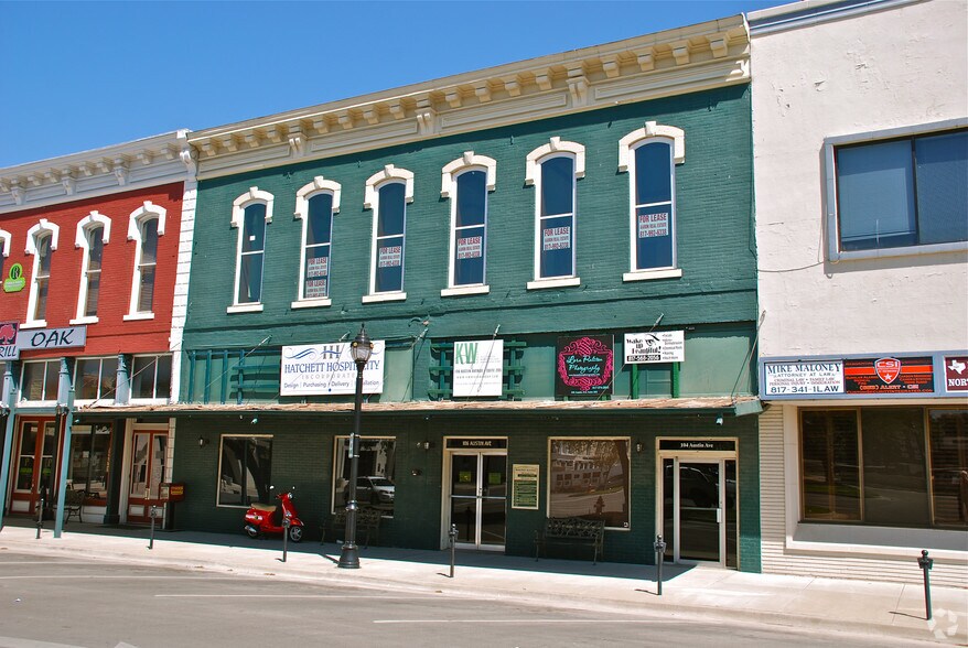 106 Austin Ave, Weatherford, TX à louer - Photo du bâtiment - Image 2 de 4