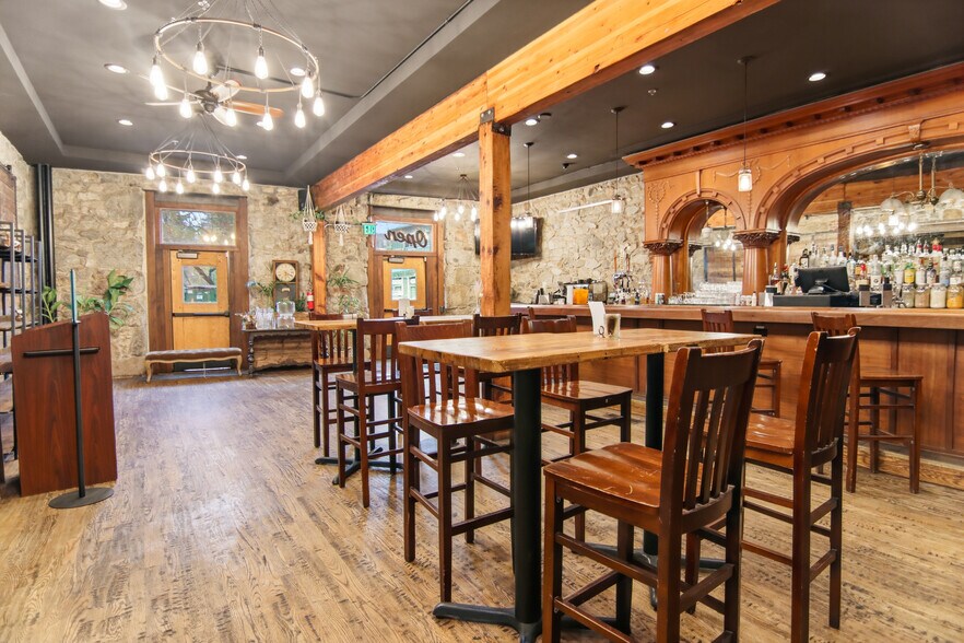 107 Sacramento St, Nevada City, CA à vendre - Photo du bâtiment - Image 3 de 87