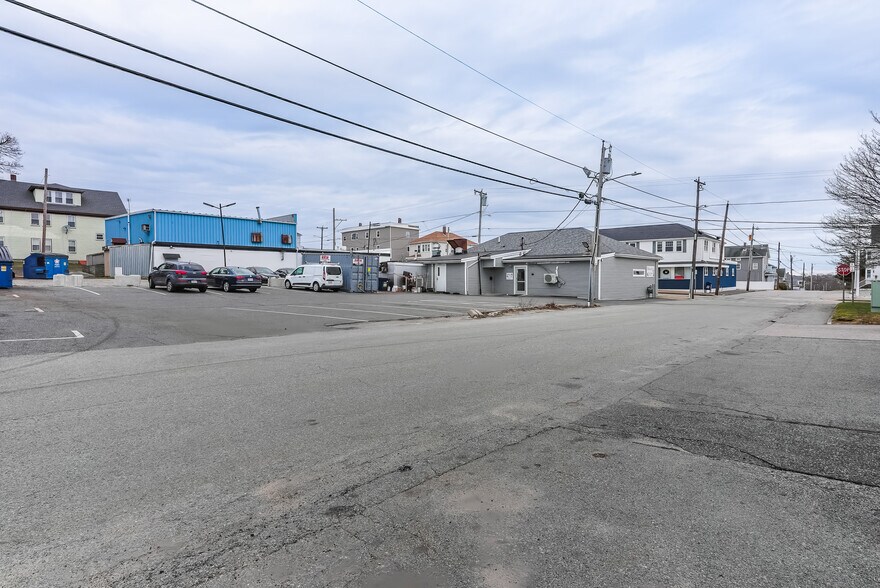77-79 Main Rd, Tiverton, RI à vendre - Photo du bâtiment - Image 3 de 21