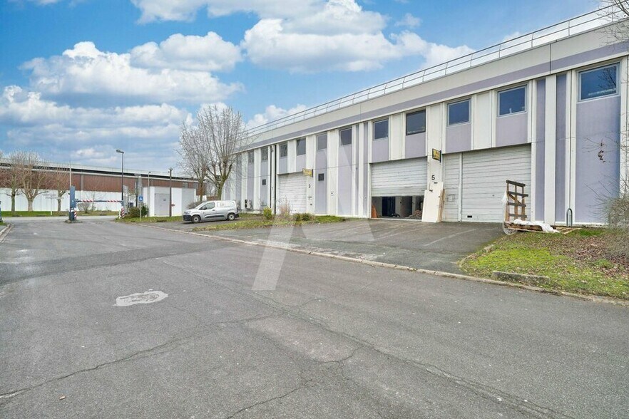 4 Allée Du Cantal, Lisses à louer - Photo du bâtiment - Image 3 de 8