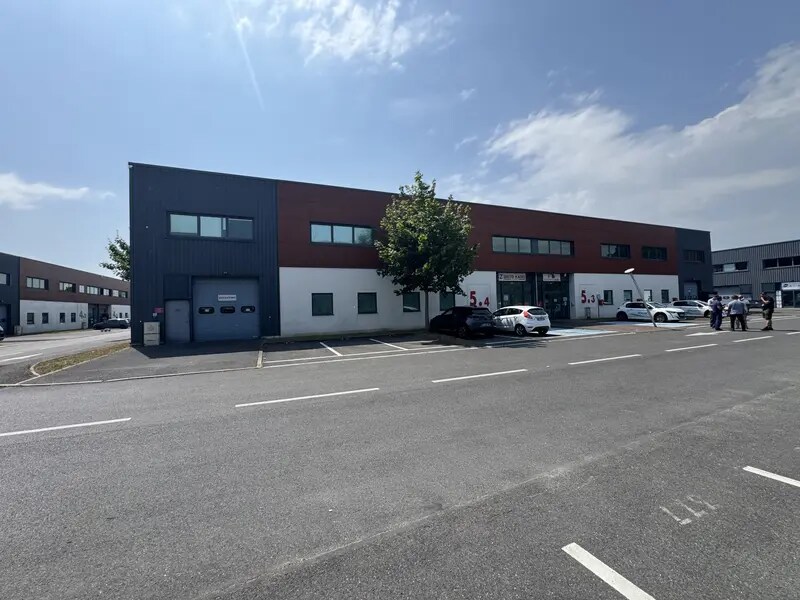 Flex in Taverny for lease Building Photo- Image 1 of 13