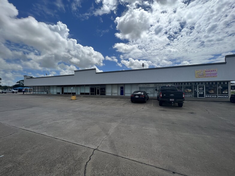 101-161 North Brazosport Blvd, Clute, TX for lease - Building Photo - Image 1 of 4