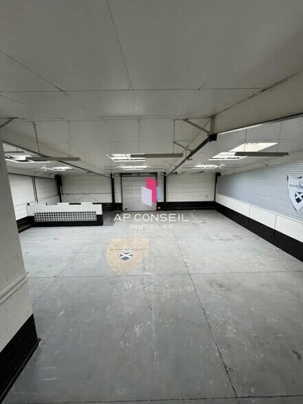 Flex in Ecquevilly for lease - Building Photo - Image 3 of 4