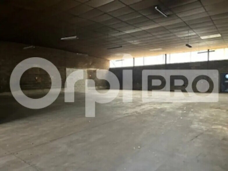 Flex in Gleizé for lease - Interior Photo - Image 1 of 5