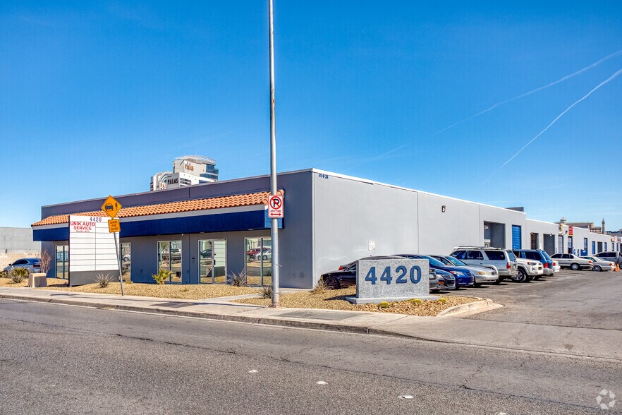 4420 Arville St, Las Vegas, NV à louer - Photo du bâtiment - Image 3 de 5