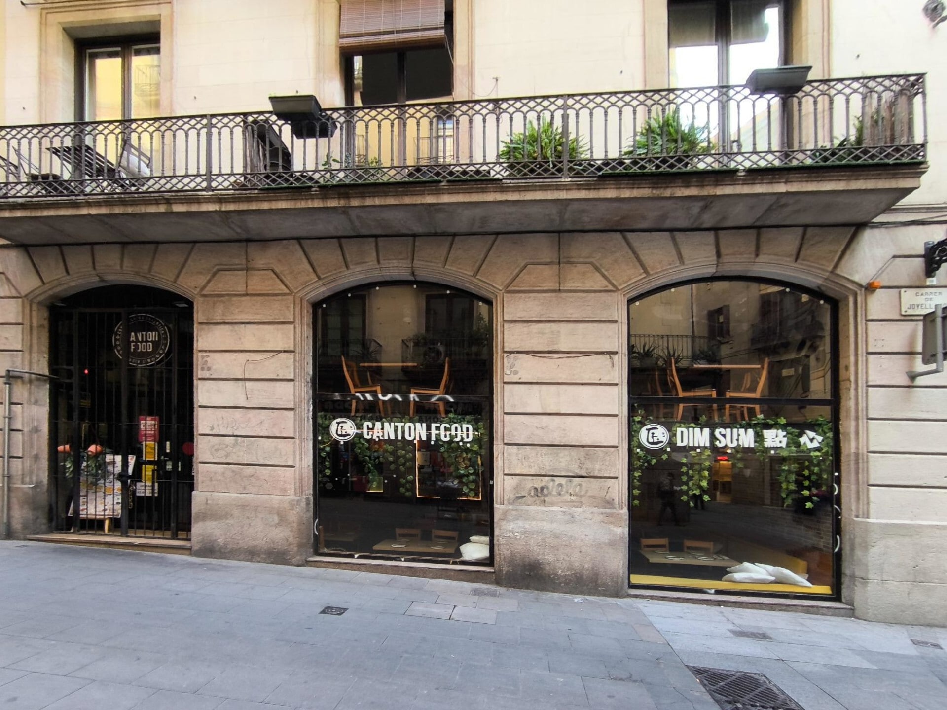 Retail in Barcelona, Barcelona for lease Primary Photo- Image 1 of 5