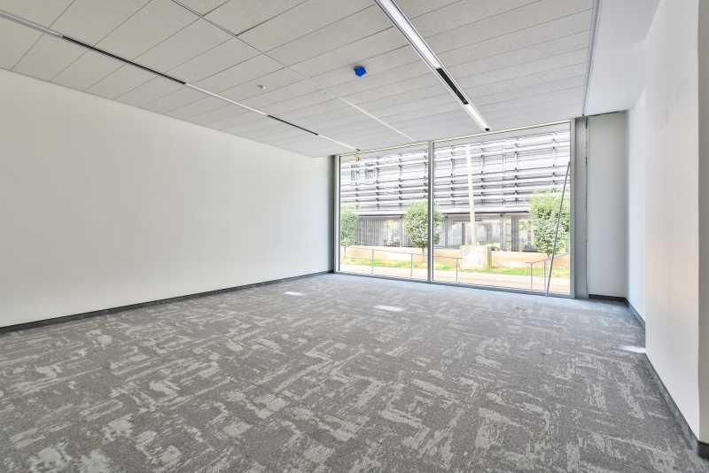 2 Rue Stephenson, Montigny-le-Bretonneux à louer - Photo du bâtiment - Image 2 de 15