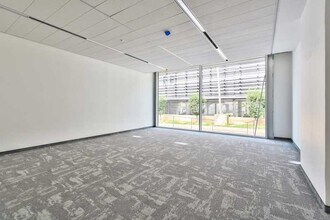 2 Rue Stephenson, Montigny-le-Bretonneux for lease Interior Photo- Image 1 of 5