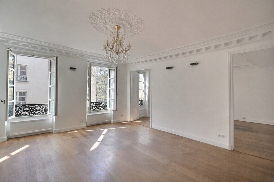 Office in Paris for lease - Interior Photo - Image 1 of 9