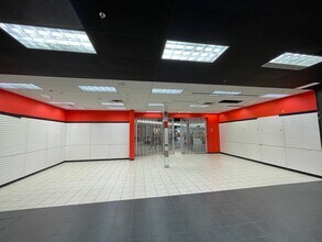 300 Confederation Dr, Saskatoon, SK à louer Photo du bâtiment- Image 2 de 4