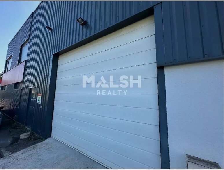 Office in Vaulx-en-Velin for lease - Building Photo - Image 1 of 7