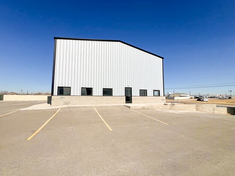 1208 S Midland Dr, Midland, TX à louer - Photo du bâtiment - Image 2 de 30