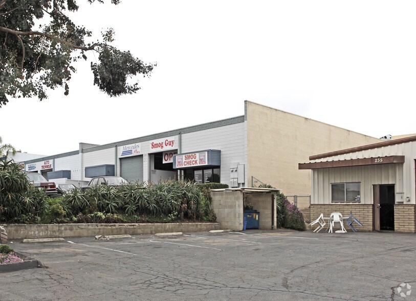 215 N Andreasen Dr, Escondido, CA à vendre - Photo du bâtiment - Image 2 de 3