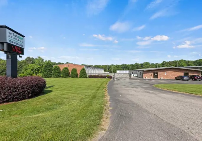 14735 Lucia Riverbend Hwy, Stanley, NC à louer - Photo du bâtiment - Image 2 de 7