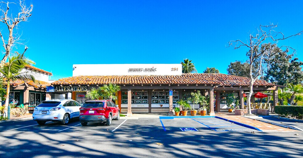 247-277 N El Camino Real, Encinitas, CA à louer - Photo du bâtiment - Image 3 de 5