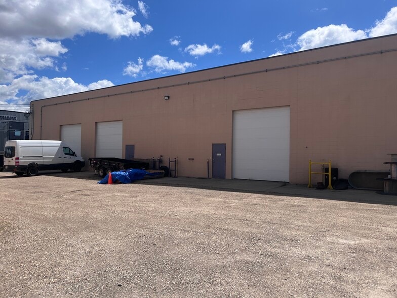4904-4910 75 Av NW, Edmonton, AB à louer - Photo du bâtiment - Image 2 de 5