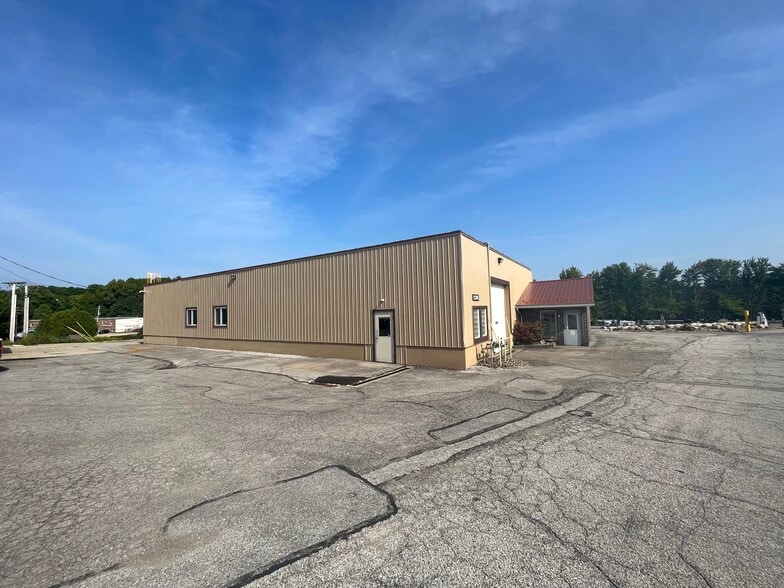12345 Kinsman Rd, Newbury, OH à louer - Photo du bâtiment - Image 2 de 4