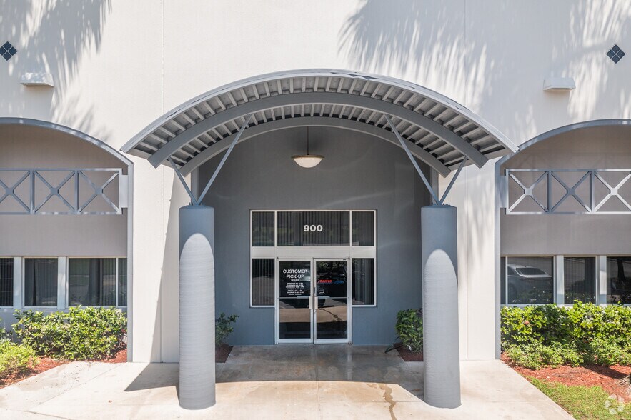 800-900 International Pky, Sunrise, FL à louer - Photo du bâtiment - Image 2 de 7