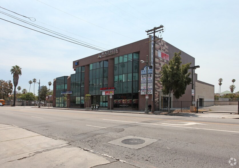 2560 W Olympic Blvd, Los Angeles, CA à louer - Photo du bâtiment - Image 3 de 3