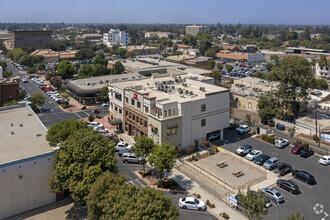 400-410 E Main St, Visalia, CA - AÉRIEN  Vue de la carte