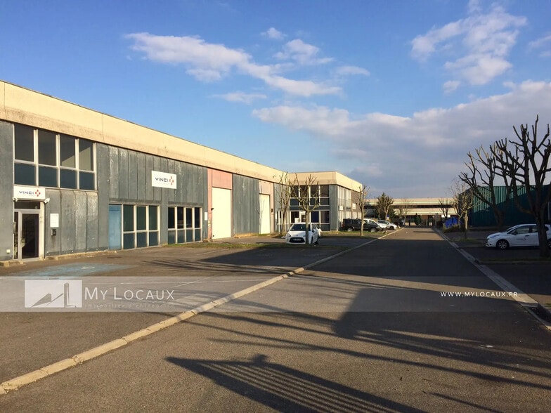 Flex in Argenteuil for lease - Building Photo - Image 1 of 8