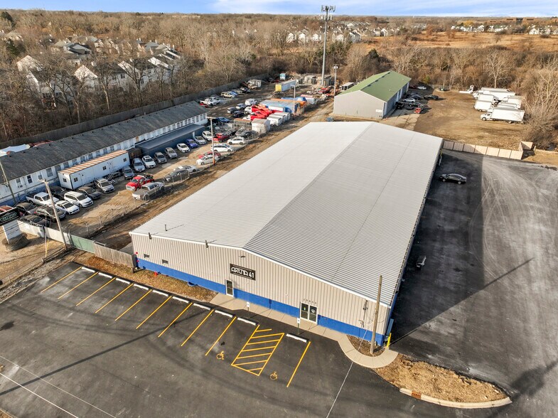 Lake Bluff Industrial/IOS/Sports-Rec portefeuille de 3 propriétés à vendre sur LoopNet.ca - Photo du bâtiment - Image 2 de 6